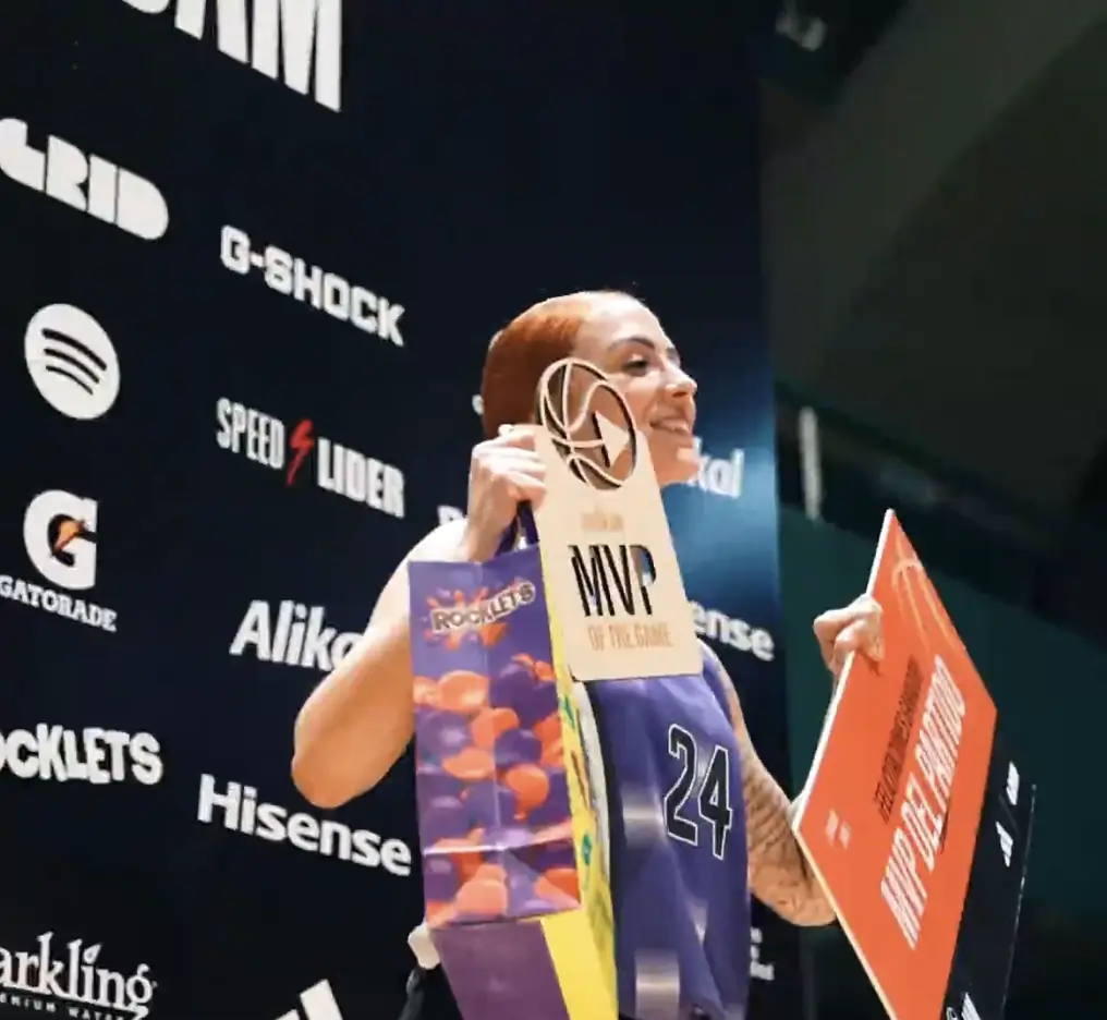 Premiación del MVP frente al backdrop de sponsors